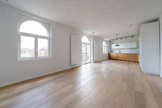 Duplex met 5 slaapkamers, 5 doucheruimtes, eerste bewoning!In het hart van Laken beslaat deze uitzonderlijke duplex van 196 m² de 3e en 4e verdieping...