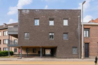 <p><strong>Huurprijs: 650 EUR per maand<br />+ 60 EUR per maand voor de autostaanplaats en berging<br />+ 90 EUR per maand provisie voor de gemeenschappelijke kosten<br />Kosten plaatsbeschrijving zijn 50/50 te betalen door huurder en verhuurder<br />Huurwaarborg = 3 maanden huur<br />Beschikbaar: in onderling overleg<br /><br /></strong><strong>BEZOEK AANVRAGEN EN KANDIDAAT STELLEN VIA ONZE WEBSITE: www.deboerenpartners.be</strong><br />Indien u een bezoek wenst aan te vragen aan dit eigendom te huur, dan kan dit enkel via het aanvraagformulier op onze website. U zoekt het betreffende eigendom onder ons 'aanbod te huur', en klikt daarna bovenaan op 'bezoek inplannen'.<br />Daarna doorloopt u alle stappen en vult u de gevraagde gegevens in. Wij behandelen uw aanvraag binnen de 2 werkdagen en contacteren u daarna. Omwille van het grote aantal aanvragen, worden verzoeken via Immoweb, Immoscoop of Spotto niet behandeld.<br /><br /><span>Beschrijving van het appartement:<br /></span><span>U betreedt het appartement via de inkomhal, die toegang biedt tot de ruime en lichtrijke leefruimte. Vanuit de leefruimte heeft u rechtstreeks toegang tot het terras.<br /><br /></span><span>De keuken is uitgerust met een elektrisch kookvuur, dampkap, koelkast en voldoende opbergruimte. Aansluitend bevindt zich een praktische berging met aansluiting voor een wasmachine en droogkast.<br /></span><span>De badkamer beschikt over een toilet, badkamermeubel met spiegel en een bad met douchecombinatie. Daarnaast beschikt het appartement over één ruime slaapkamer.<br /><br /></span><span>Tot slot beschikt het appartement over een privatieve autostaanplaats en een afzonderlijke berging.<br /><br /></span><span>Bijzonderheden:</span><br />- Centrum Mol, nabij winkels, openbaar vervoer en andere voorzieningen <br />- Autostaanplaats <br />- Lift aanwezig<br />- Gusitg EPC-score van 147<span>Kwh</span> (Energielabel B)</p>