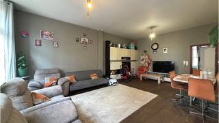 <strong>Ruim en lichtrijk 2-slaapkamerappartement</strong> op een uitstekende ligging in het <strong>centrum van Brugge</strong>, vlakbij diverse winkels, horecazaken, openbaar vervoer en op wandelafstand van parking Biekorf en parking Ezelstraat.<br />+ Kleinschalige residentie!<br />+ Lift aanwezig!<br />+ Uitstekende mobiscore 9,4 op 10!<br />+ Thans verhuurd en dus ook interessant als vastgoedbelegging!<br /><br />Omvat een inkom met gastentoilet, ruime en lichtrijke living met parketvloer en ingerichte open keuken, berging, 2 slaapkamers, badkamer met ligbad douche combi en voorziening wasmachine. <br />Vg,Wche,Gmo,Gvkr,Gvv<br />Watertoets P-score=A G-score=A.<br />#vastgoedinvestering #leukwonen #brugge<br /><br />Bruikbare vloeroppervlakte <strong>115 m²</strong>