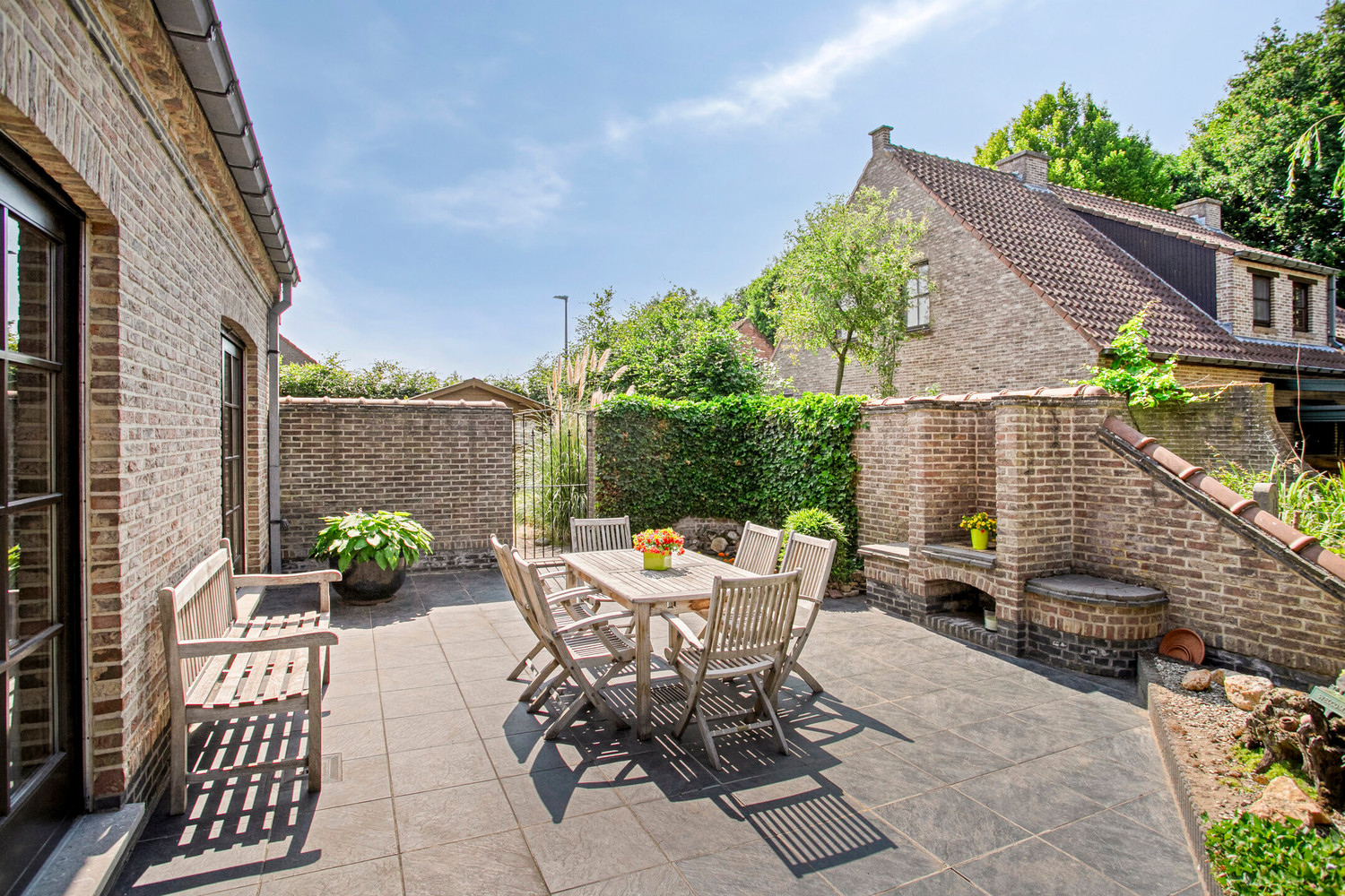 RESIDENTIEEL GELEGEN VILLA MET 5 SLPKS, ZONNIGE TUIN EN DUBBELE GARAGE! - foto 4