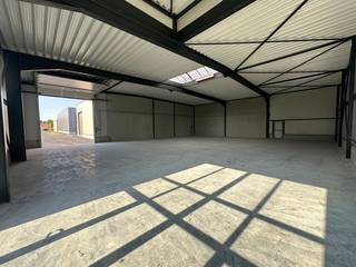 Nieuwbouw KMO-unit van 384 m² en 6 privatieve parkeerplaatsen te huur in Wevelgem.De geïsoleerde casco magazijnruimte is opgebouwd uit een...