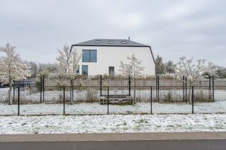 Deze luxueus gerenoveerde villa op een domein van ca. 40.345 m² biedt een unieke combinatie van ruimte, natuur, wellness en hedendaags comfort in een groene en residentiële omgeving in Zoersel. De woning werd grondig gerenoveerd met oog voor kwaliteit en duurzaamheid (E-peil 47) en is voorzien van een warmtepomp, doorgedreven isolatie en hernieuwbare energie.<br /><br />Gelijkvloers:<br />Bij binnenkomst in de inkomhal wordt u verwelkomd door het open zicht op de tuin. Vooraan de woning treffen we het zeer ruime en lichte kantoor met prachtig zicht op de omgeving. De master suite met badkamer en dressing biedt het comfort van slapen op het gelijkvloers. De wellnessruimte met sauna, meerdere jacuzzi 's en ontspanningsruimte maakt van thuis komen een dagelijks vakantiegevoel. Verder is er een praktische wasplaats en een apart gastentoilet.<br />Via de schuiframen kom je tot de verhoogde tuin met hier een af te werken zwembad (of weg te halen door de eigenaar). <br /><br />Eerste verdieping: <br />De ruime en lichtrijke leefruimte in loft-stijl en de open keuken met kookeiland vormen het hart van de woning, ideaal voor familie en gasten. <br /><br />Tweede verdieping:<br />Hier treffen we de 2e slaapkamer en badkamer. Verder biedt deze 2e verdieping een volledig afgewerkte polyvalente ruimte, ideaal als extra slaapkamers, bureau, atelier of hobbyruimte.<br /><br />Kelder:<br />De kelderverdieping is ingericht als fitnessruimte, ontspanningsruimte en TV-hoek, een ruime gekoelde bijkomende bergruimte en een technische ruimte.<br /><br />Buitenleven:<br />Het perceel van ca. 2,9 hectare omvat een prachtige natuurvijver, weiland, een buitenzwembad in aanbouw en stallen die momenteel als fietsatelier worden gebruikt maar eenvoudig kunnen worden ingericht voor paardenliefhebbers. De tuin en omliggende natuur bieden absolute privacy en rust.<br /><br />Bijzonderheden:<br />✅ Verdere afwerking noodzakelijk!<br />✅ Perceel: ca. 29.265 m² met natuurvijver en weiland<br />✅ Bewoonbare oppervlakte: ca. 419 m²<br />✅35 Zonnepanelen<br />✅ E-peil 47 (energiezuinig wonen)<br />✅ Verwarming via warmtepomp en uitstekende isolatie<br />✅ Buiten zwembad in aanbouw<br />✅ Wellnessruimte met sauna<br />✅ Grote kelder met fitness en ontspanning<br />✅ Stallen aanwezig, ideaal voor paardenliefhebbers<br />✅ Rustige, landelijke ligging met vlotte verbinding naar Antwerpen en E34/E313<br /><br />Na de aanleg buiten, het plaatsen van een buitentrap en binnendeuren zal deze woning zo goed als afgewerkt zijn.<br />Deze woning is ideaal voor wie luxe, privacy en natuur wil combineren met het comfort van hedendaags wonen en wellness, perfect voor wie ruimte zoekt voor een actieve levensstijl.