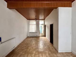 <p><span><strong>Te renoveren rijwoning met diepe tuin in het centrum van Duffel</strong></span></p><p><span>Bent u op zoek naar een woning die u volledig naar eigen smaak kunt renoveren? Dan is deze te renoveren rijwoning, gelegen in het centrum van Duffel, een uitstekende opportuniteit.</span></p><p><span>Op het gelijkvloers bevindt zich een aangename woonkamer, aansluitend een keuken, een badkamer en een praktische wasplaats. Op de eerste verdieping zijn er twee volwaardige slaapkamers. Bovendien beschikt de woning over een ruime zolder die, mits de nodige aanpassingen, perfect kan worden ingericht als derde slaapkamer, hobbyruimte of thuisbureau.</span></p><p><span>Een absolute troef is de diepe tuin, waar u in alle rust kunt genieten van het buitenleven. Achteraan de tuin is er een handige achteruitgang, ideaal om met de fiets of te voet vlot toegang te krijgen.</span></p><p><span>Dankzij de centrale ligging bevinden winkels, scholen, openbaar vervoer en andere voorzieningen zich op wandelafstand. Met de juiste renovatie biedt deze woning alle mogelijkheden om uit te groeien tot een comfortabele gezinswoning of een interessante investering.</span></p><br />