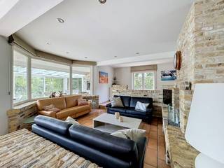 <p>Op zoek naar een ruime woning met een royale tuin en tal van mogelijkheden? Deze karaktervolle woning in Marke combineert een aangename woonoppervlakte met een bijzonder ruim perceel van maar liefst 1.016 m². De woning beschikt over een ruime en lichtrijke leefruimte, een geïnstalleerde keuken en drie slaapkamers. Daarnaast is er een badkamer, twee toiletten en praktische bergruimte en een zolder.</p>
<p>Een absolute troef is de grote, zuidoost georiënteerde tuin van ca. 700 m², waar rust en privacy centraal staan. De gezellige veranda sluit mooi aan bij de leefruimte en vormt een extra plek om volop van de tuin te genieten. Ook het ruime terras van ca. 30 m² nodigt uit tot gezellige momenten buiten.</p>
<p>Verder beschikt de woning over een dubbele garage en twee parkeerplaatsen. Airconditioning, zonnepanelen en elektrische rolluiken zorgen voor extra comfort.</p>
Een ruime woning met een uitzonderlijk groot perceel, gelegen in een aangename woonomgeving in Marke en met alle troeven om er een fijne thuis van te maken.<br /><br />Extra troeven<br /><br />
<ul>
<li>airco</li>
<li>gedeeltelijke vloerverwarming</li>
<li>zonnepanelen</li>
<li>elektrische rolluiken</li>
<li>privatieve tuin</li>
<li>rustige ligging</li>
<li>nabij belangrijke invalswegen, winkels, scholen</li>
<li>mits kleine aanpassing kan EPC naar C (Simulatie beschikbaar)</li>
<li>instapklaar</li>
</ul>
<br />Deze woning is te koop ZONDER makelaar via het concept van Smart Houses. Wenst u verdere inlichtingen of een bezoek? Contacteer rechtstreeks de eigenaar via +32475243936