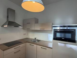 <p>Gemeubeld één-slaapkamer appartement van 56 m² gelegen op het Eilandje. Het appartement beschikt over een ruime slaapkamer.</p><p>De woonkamer is uitstekend ingedeeld en biedt voldoende ruimte voor een comfortabele zithoek met boekenkasten. De keuken is uitgerust met kookvuur, dampkap, ingebouwde combi-oven en koelkast. De badkamer is stijlvol ontworpen met zwarte metrotegels en witte accenten. Deze bevat een ligbad met douche, een elegant design-regendouchekop en een wastafel met spiegel. De tweede kamer is ingericht met een grote dressing. Dit appartement is ideaal voor iedereen die op zoek is naar een appartement in een levendige stadswijk. De locatie in Antwerpen biedt gemakkelijke toegang tot winkels, restaurants, openbaar vervoer en cultuur. Gemeenschappelijke kosten: € 20 per maand.</p>