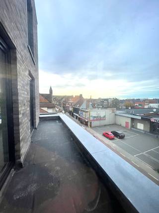 <p><strong>Bent u op zoek naar een nieuwbouwappartement met 2 slaapkamers te Wevelgem? <br />Dan is dit voor u!<br /><br />Mogelijkheid om aan te kopen aan 6% BTW</strong><br /> </p>
<ul><li><strong>Indeling van het appartement</strong></li></ul>
<p>inkom, apart toilet, berging, living, keuken, 2 slaapkamers, terras.</p>
<p>Mogelijkheid van garage en/of parking en/of berging bij te kopen.<br /><br />Foto's van de binnenkant zijn louter ter illustratie. Foto's zijn van een andere residentie van dezelfde bouwheer.</p>
<ul><li><strong>Voor meer info</strong> : Kweekstraat - Kortrijkstraat Wevelgem | ERA Nieuwbouw</li></ul>