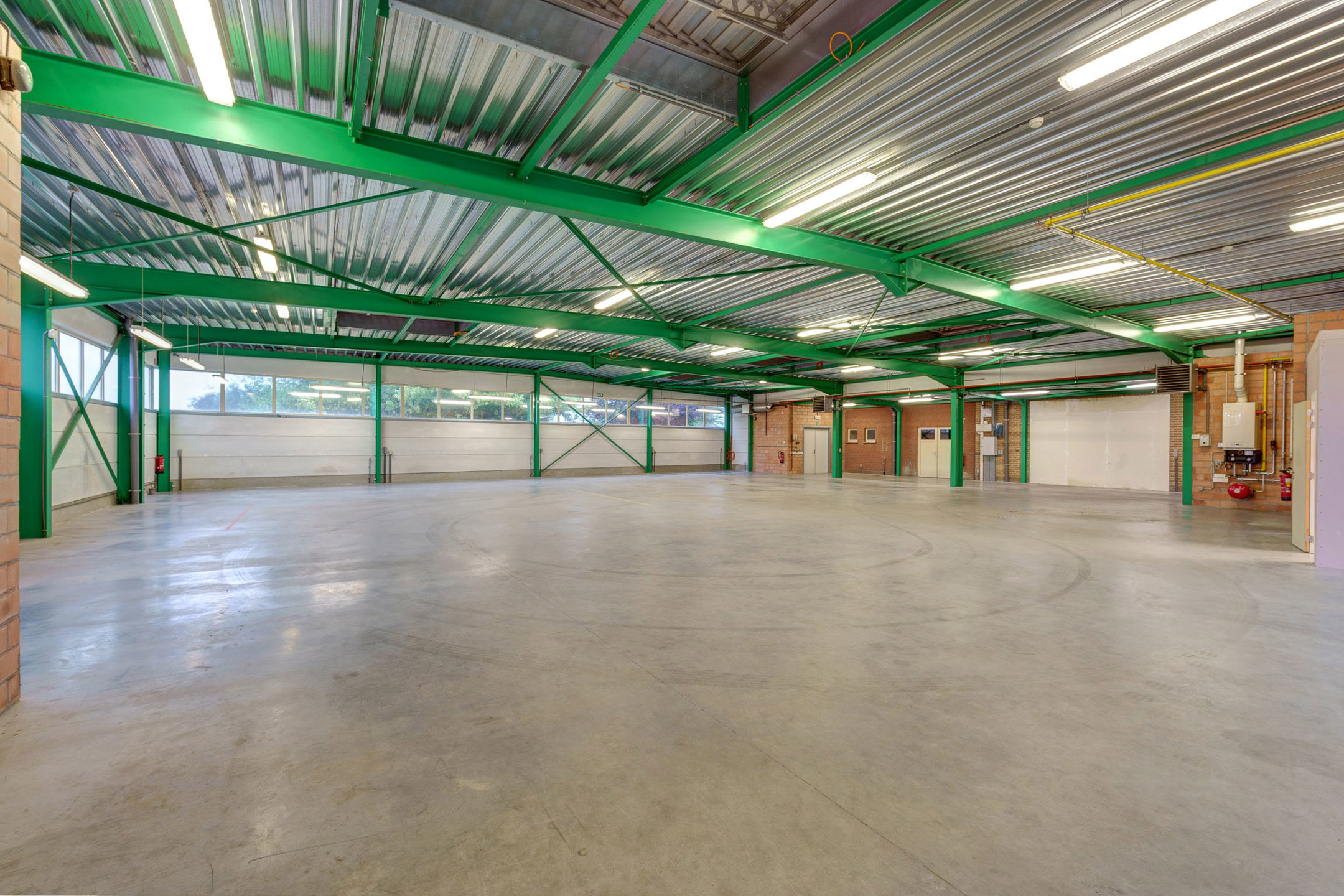 Magazijn met laadkade en bureel in Heist-op-den-Berg - foto 4