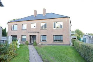 <p><span>Dit ruime appartement is gunstig gelegen in een rustige woonomgeving in Wetteren, op korte afstand van het centrum, winkels, scholen en openbaar vervoer. Ook de belangrijkste invalswegen zijn vlot bereikbaar.</span></p><p><span>Het appartement beschikt over een lichtrijke leefruimte van 22 m², een apart toilet, een praktische berging en een ingerichte douchekamer met douche, lavabomeubel en aansluitingen voor een wasmachine en droogkast.</span></p><p><span>Verder zijn er drie ruime slaapkamers van respectievelijk 14 m², 11 m² en 9 m². Achteraan het gebouw is tevens een privatieve garage ter beschikking.</span></p><p><span>Huurprijs: 825 per maand.<br />Gemeenschappelijke kosten: 25 per maand.</span></p><p><span>Het appartement is beschikbaar vanaf 01/10.</span></p>