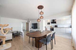 BEZOEKDAG ZONDAG 21 DECEMBER - AFSPRAAK VIA WEBSITEDit instapklare appartement in Deurne-Zuid combineert ruimte, licht en een uitstekende ligging...