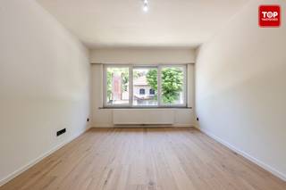 <p>Volledig gerenoveerd appartement met 2 slaapkamers, gunstig gelegen nabij winkels, openbaar vervoer en scholen. Het appartement wordt momenteel volledig vernieuwd met kwalitatieve materialen en een hedendaagse afwerking. <br /><br />Alle technieken, vloeren, keuken en badkamer worden volledig nieuw geplaatst, waardoor het appartement volledig instapklaar wordt opgeleverd.</p>
<p>De lichtrijke leefruimte sluit aan op een moderne open keuken. Verder beschikt het appartement over twee volwaardige slaapkamers en een stijlvolle badkamer. <br /><br />Dankzij de doorgedreven renovatie behaalt het appartement een gunstig EPC A-label, wat zorgt voor een energiezuinige woonst.</p>
<p>De verkoop gebeurt onder registratierechten en niet onder het btw-stelsel.</p>
<p>Mogelijkheid tot aankoop van een garage.<br /><br />Bel top Vastgoed voor een bezoek op 0475 700 700</p>