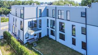 Een ruim (116m²), recent nieuwbouwappartement (BEN) met oa. 3 slaapkamers, terras, <br />staanplaats (verplichte aankoop) en kelder, welgelegen nabij openbaar vervoer, invalswegen en centrum van Dilbeek! Bestaande uit: Op de eerste verdieping: inkom met vestiaire, leefruimte/eetplaats (32.17m²) met aansluitend een aangenaam terras (6.00m²), open en volledig ingerichte keuken (8.16m² - kookplaat, oven, dampkap, verlek, koelkast, vaatwasser), nachthal, berging (4.44m² - met aansluitingen DK + WM), apart toilet, badkamer (5.35m² - ligbad met douche, dubbele lavabo met meubel), 3 slaapkamers (16.17m²/11.36m²/8.49m²). <br />Verder: terras, kelder (inbegrepen), ondergrondse staanplaats (verplichte aankoop - € 25.000). <br />Buitenschrijnwerk ALU dubbel glas - Individuele centrale verwarming (warmtepomp) - EPC: 26 Kwh/m² - UC: 23016-G-OMV_2019037842/EPO2120/A001/D01/SD006 (label A) - Bruto bewoonbare oppervlakte (EPC) : +- 116m² - Lift in het gebouw! Gemeenschappelijke lasten : aangevraagd - Elektrische installatie volledig conform! - Nutsvoorzieningen: aparte tellers water, elektriciteit, zonnepanelen aanwezig, ventilatiesysteem D, vloerverwarming - Aankoop (onder voorwaarden) mogelijk onder registratiestelsel - Stedenbouwkundige inlichtingen aangevraagd - Vg/Wg/Gmo/Gvkr/Gvv - Meer info op: www.rozenlaan5-1.02.be !