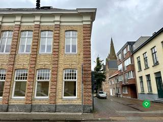Deze ondergrondse garage (18,75 m²) bevindt zich in het hart van Gistel, op de hoek van de Neerhofstraat en de Bruidstraat, op wandelafstand van...