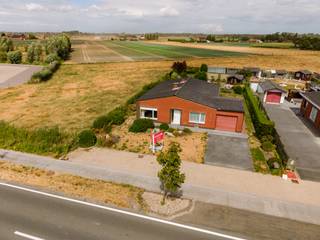 Deze charmante open bebouwing is rustig gelegen in Zedelgem en biedt een unieke combinatie van ruimte, rust en potentieel. Dankzij de centrale ligging bevindt u zich op slechts enkele minuten van Aartrijke en Ichtegem, met een vlotte verbinding naar de E40, E403 en belangrijke invalswegen.<br /><br />Bij het binnenkomen wordt u verwelkomd in een ruime inkomhal die toegang geeft tot de verschillende leefruimtes. De woning beschikt over grote, lichtrijke kamers en een gezellige leefruimte met kachels in zowel de woonkamer als de keuken. De ruime keuken is praktisch ingericht en voorzien van een inductiekookplaat, ingebouwde oven en microgolfoven.<br /><br />Een absolute blikvanger is de ruime veranda met grote raampartijen, waar u het hele jaar door kan genieten van een prachtig uitzicht op de omliggende weilanden.<br /><br />Ook buiten heeft deze eigendom heel wat te bieden. De ruime tuin biedt tal van mogelijkheden en beschikt onder meer over een vaste barbecue, een sfeervolle vijver en een serre voor wie graag geniet van tuinieren of een eigen moestuin. Daarnaast beschikt de woning over een garage.<br /><br />Troeven:<br />•⁠ ⁠Open bebouwing<br />•⁠ ⁠Interessante voorwaarden: mogelijk 6% BTW bij afbraak en heropbouw of 2% registratierechten (mits voldaan aan de geldende voorwaarden)<br />•⁠ ⁠Zeer lichtrijke woning<br />•⁠ ⁠Ruime leefruimtes<br />•⁠ ⁠Grote veranda met landelijke verzichten<br />•⁠ ⁠Rustige ligging in het groen<br />•⁠ ⁠Ruime tuin met vijver, serre en barbecue<br />•⁠ ⁠Garage aanwezig<br />•⁠ ⁠Vlotte verbinding naar Aartrijke, Ichtegem, E40 en E403<br /><br />Deze eigendom vormt een uitstekende opportuniteit voor wie op zoek is naar een woning met karakter, veel buitenruimte en een prachtig uitzicht op het omliggende landschap.<br /><br />Enkele afbeeldingen werden digitaal gevisualiseerd en dienen louter als inspiratie voor de mogelijke inrichting en afwerking van de woning.<br /><br />Voor meer informatie of een bezoek, contacteer Simon via 0498 12 37 08 of via simon@vicusvastgoed.be.