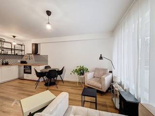 <p>Welkom in dit stijlvol volledig gerenoveerde gelijkvloerse appartement, waar hedendaags wonen en comfort hand in hand gaan. De inkomhal leidt naar een aangename, lichtrijke leefruimte met open keuken, perfect voor gezellige avonden of een ontspannen thuisgevoel.</p>
<p>Verder beschikt het appartement over een volwaardige slaapkamer en een strak ingerichte badkamer met inloopdouche, lavabo en toilet.</p>
<p>De ligging is een absolute troef: vlakbij belangrijke invalswegen, winkels en scholen én op wandelafstand van een tramhalte, wat zorgt voor een vlotte en zorgeloze mobiliteit.</p>
Een instapklaar appartement met een frisse uitstraling, ideaal voor starters, alleenstaanden of als slimme investering.<br /><br />Extra troeven:<br /><br />
<ul>
<li>energiezuinig</li>
<li>elektrische rolluiken</li>
<li>nabij belangrijke invalswegen, scholen, winkels</li>
<li>vlakbij de tramhalte</li>
<li>volledig gerenoveerd</li>
<li>instapklaar</li>
</ul>
Algemene kosten bedragen +/-170 euro per maand (syndic, privé gas en privé water inbegrepen)<br />
<p>Deze woning is te koop ZONDER makelaar via het concept van Smart Houses. Wenst u verdere inlichtingen of een bezoek? Contacteer rechtstreeks de eigenaar via 0471/68.54.08</p>