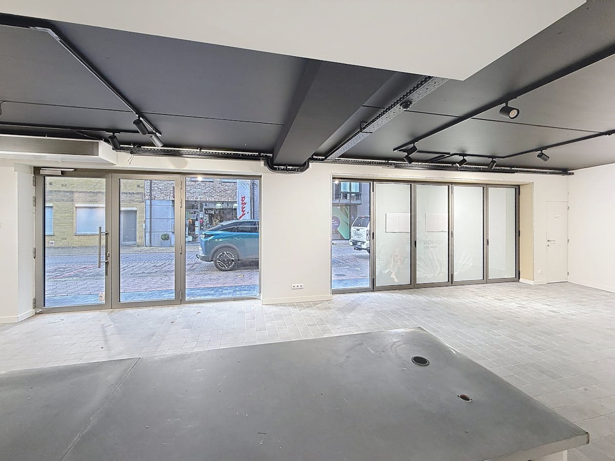 Commercieel gelegen handelspand met parking in hartje Veurne - foto 5