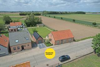 UITZONDERLIJKE KANS: Instapklare open bebouwing op 1.551 m² met prachtig vrij uitzicht te Klerken!<br />Op zoek naar ruimte, rust én het comfort van volledig gelijkvloers wonen? Deze uitstekend onderhouden open bebouwing combineert een toplocatie met een royaal perceel. De woning beschikt over een lichtrijke leefruimte met ingerichte keuken, 3 volwaardige slaapkamers, een badkamer en een apart toilet. De gigantische zolder biedt de mogelijkheid om extra slaapkamers of een hobbyruimte te creëren!<br />De absolute troeven:<br />- Prachtig vrij uitzicht: Geniet van een weids gevoel <br />- Zuidwest-gerichte droomtuin: Een zongericht paradijs waar u optimaal geniet van lichte en lange zomeravonden.<br />- Instapklaar &amp; energiezuinig: Perfect onderhouden en uitgerust met een HR-topketel (aardgas), hoogrendementsglas met rolluiken én 16 zonnepanelen (2018).<br />- Vrijstaande garage &amp; wasplaats: Voorzien van een automatische sectionaalpoort en een praktische, aanpalende wasplaats.<br />KIJKDAG ZATERDAG 6/6/26 VAN 10U TOT 12U (inschrijven via residentievastgoed.be)<br />"De vermelde prijs is een richtprijs. Elk bod wordt overgemaakt aan de eigenaar, die zich het recht voorbehoudt het bod al dan niet te aanvaarden."