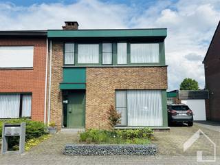 Ideaal appartement voor een alleenstaande dame of man, nabij het centrum van Broechem, gelegen op de eerste verdieping, in de woning van de...