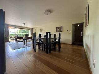 <p>Ontdek dit luxe 3-slaapkamer appartement in een groene oase, vlakbij centrum Aalst.</p><p>Dit ruime appartement van 128m2 beschikt over: een lichtrijke leefruimte met aansluitend terras, een open keuken met ontbijthoek en aansluitend terras, 3 slaapkamers met een terras, een badkamer die beschikt over een dubbele wastafel, ligbad & douche, een toilet, een berging met voorziening voor wasmachine & droogkast.</p><p>Parkeer en opbergmogelijkheden zijn ruim: bij het appartement zijn een buitenstaanplaats en een ondergrondse dubbele garage inbegrepen. De garage beschikt over een aparte berging. Daarbovenop is er nog een aparte kelder die nog extra opbergruimte biedt.</p><p>De prachtige tuin van residentie Anneti verschaft met een poortje rechtstreekse toegang tot het bos van het Osbroekpark.</p><p>Beschikbaar vanaf 01/01/2027.</p><p>€100 vaste kosten/maand (provisie).</p>
