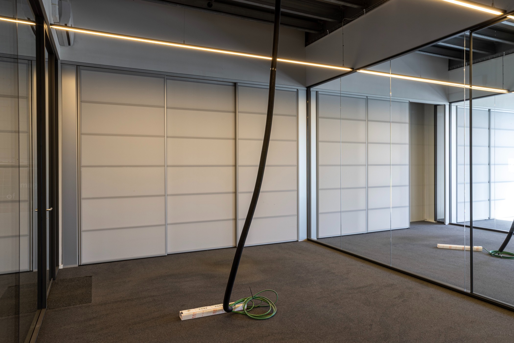 Magazijn met kantoren en laadkade te huur in Harelbeke - foto 4