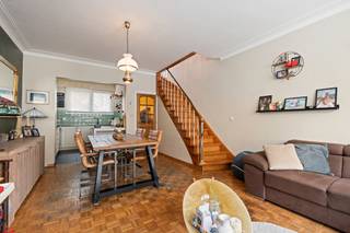 <p>Te koop: instapklare woning met ruime garage nabij Centrum Antwerpen.</p>

<p> </p>

<p>Deze charmante stadswoning combineert een authentieke uitstraling met comfort. Dankzij het instapklare karakter kan je meteen genieten van je nieuwe thuis. De aanwezigheid van zowel een garage als een kelder biedt uitzonderlijk veel bergruimte, wat zeldzaam is in de stad. Bovendien is dit een slimme aankoop in een buurt met blijvende aantrekkingskracht, waar winkels, openbaar vervoer en groene zones op wandelafstand liggen.</p>

<p> </p>

<p>Belangrijkste ruimtes:<br />• Gezellige woonkamer met natuurlijke lichtinval.<br />• Functionele keuken met vaatwasser, dampkap, microgolfoven, gasfornuis en ingemaakte kasten.<br />• Twee comfortabele slaapkamers.<br />• Garage en kelder voor extra opslag.</p>

<p> </p>

<p>Troeven:<br />• Instapklaar karakter met authentieke charme.<br />• Garage én kelder: uitzonderlijk veel bergruimte in de stad.<br />• Slimme aankoop in een buurt met blijvende aantrekkingskracht.</p>

<p> </p>

<p>Neem vandaag nog contact op met je ERA-makelaar voor een bezoek.</p>

<p> </p>

<p>JOUW DROOMHUIS. ZO GEVONDEN!</p>