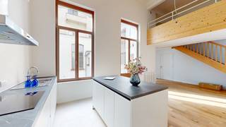 <p>In het iconische gebouw ‘RR33’, gelegen op de Koningstraat ter hoogte van het Warandepark, op de 2e verdieping aan de achterzijde, stellen wij u deze prachtige lichtrijke duplex appartement van meer dan 140m2 voor. Het pand biedt u: een inkomhal, een ruime leefruimte met op maat gemaakte open keuken, een bureau met aparte ingang, een nachthal, een afzonderlijk toilet, een waskamer, twee slaapkamers (14 – 12m2) met elk een en-suite badkamer, een bureau in mezzanine (plafondhoogte 2,5m) en een ondergronds een privatieve kelder. Volledig nieuw en eerste bewoning. Dubbel glas. Elektriciteit conform. Beschikbaar bij akte. Op een excellente locatie nabij het openbaar vervoer, eveneens vlot bereikbaar met de auto en nabij winkels. Zal u bekoren door zijn lichtinval, rustige ligging langs de achterzijde en lichtinval. Zeker een bezoek waard!</p>