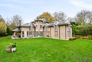 This stylish, spacious villa exudes class and sophistication from the moment you enter the green driveway. Located in a quiet residential...