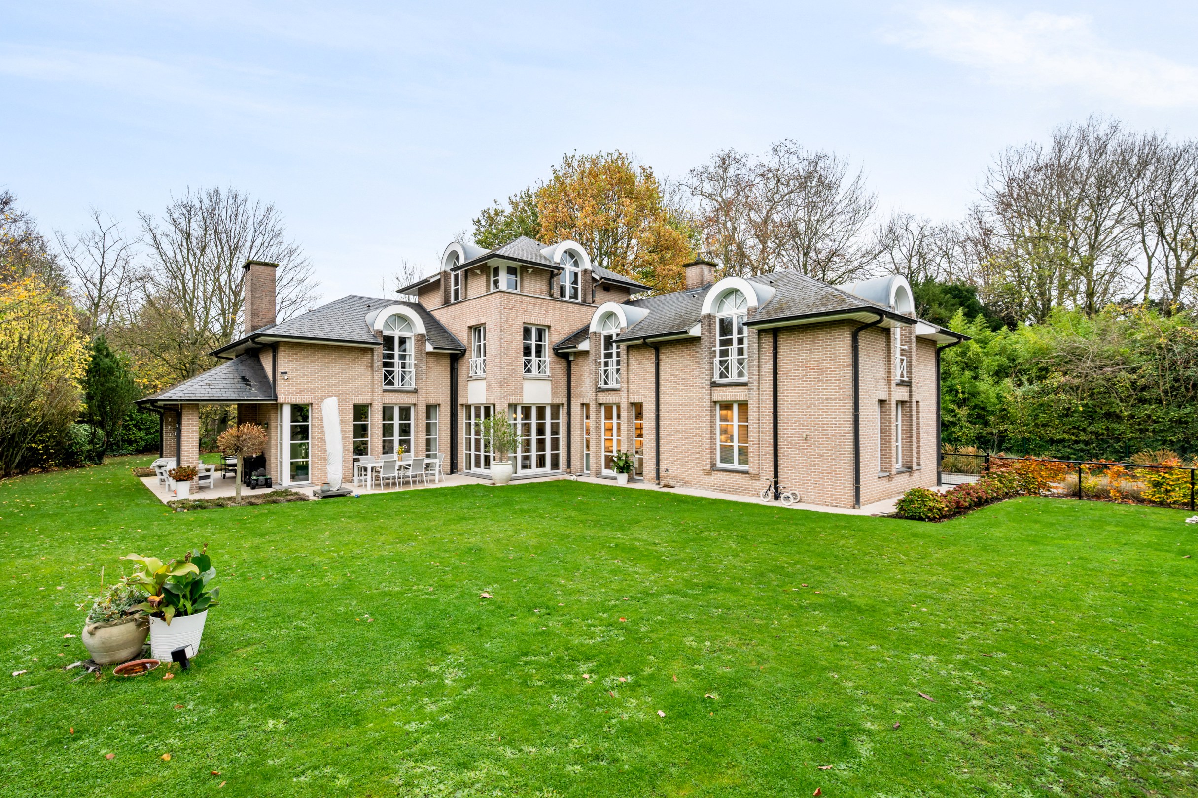 Beautiful timeless villa with a generous garden - photo 1