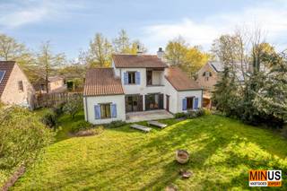 Deze charmante en ruime villa (bouwjaar 1997) is gelegen in een doodlopende, kindvriendelijke straat in een groene en gegeerde buurt van...