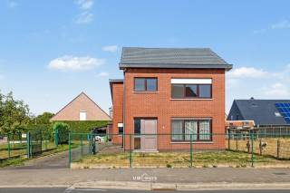 In het rustige, kindvriendelijke Sinaai (Sint-Niklaas) staat deze ruime alleenstaande woning op een perceel van 462 m². Met 229 m² bewoonbare oppervlakte, een grote lichtrijke leefruimte en drie slaapkamers biedt deze woning uit 1968 alle ruimte voor een volwaardige gezinswoning. Ze vraagt een grondige renovatie, maar net dáár zit de kans: royale afmetingen, een gegeerde ligging en een indeling die zich perfect leent om volledig naar eigen smaak in te richten. Een geïsoleerde zolder, PVC- en houten ramen met dubbel glas en een volwaardige extra kamer op het gelijkvloers geven je een sterke basis om op verder te bouwen.<br />Indeling<br />Gelijkvloers:<br />• Inkomhal<br />• Ruime, lichtrijke leefruimte<br />• Keuken<br />• Voorplaats — ideaal als gelijkvloerse slaapkamer of bureau<br />• Wasplaats<br />• Garage met oprit<br />• Kelder<br />• Voortuin<br />Verdieping:<br />• Drie slaapkamers<br />• Badkamer<br />• Geïsoleerde zolder<br />Kerngegevens<br />• Bouwjaar: 1968<br />• Perceeloppervlakte: 462 m²<br />• Bewoonbare oppervlakte: 229 m²<br />• Ramen: PVC en hout, dubbel glas<br />• EPC: label F — renovatieverplichting van toepassing (label D te behalen binnen 5 jaar na aankoop)<br />Wie op zoek is naar ruimte, rust en een woning met karakter én groeimarge, vindt hier een uitgelezen renovatieproject op een van de mooiste plekjes van Sinaai. Renoveer volledig naar eigen hand en maak er jouw droomwoning van.<br />Bel of mail ons voor een afspraak op het nummer: 052/46.38.03 of info@uw-huis.be en wie weet tot binnenkort!<br />