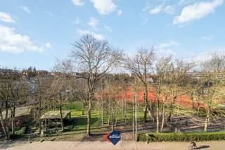 Ontdek dit op te frissen appartement met twee slaapkamers gelegen op de vierde verdieping van residentie Carmar te Oostende. Dankzij de gunstige ligging geniet u hier van een open en rustgevend zicht op de tennisvelden, wat zorgt voor een aangenaam gevoel van ruimte en licht. De leefruimte biedt mooie mogelijkheden om een hedendaagse en gezellige woonomgeving te creëren. Aansluitend bevindt zich de keuken, die u volledig naar eigen smaak kan vernieuwen. Achteraan beschikt het appartement over een terras waar u in alle rust kan genieten van de buitenlucht. De twee slaapkamers bieden voldoende plaats voor een comfortabel hoofdverblijf, tweede verblijf of investering aan zee. Verder is er een privatieve kelderberging inbegrepen, ideaal voor extra opslagruimte. Als bijkomende troef is er de mogelijkheid om een garage aan te kopen, wat in deze omgeving een absolute meerwaarde betekent. Bent u op zoek naar een appartement met potentieel, open zicht en een uitstekende ligging in Oostende? Dan is dit een opportuniteit die u niet mag missen. Neem vandaag nog contact op voor meer informatie of een bezoek ter plaatse.