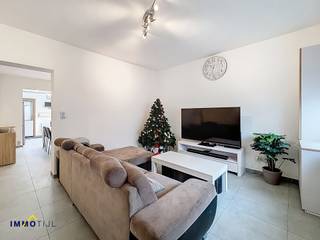 Deze vernieuwde woning biedt op het gelijkvloers een gezellige woonkamer en een eetplaats die naadloos aansluit op de open, volledig...