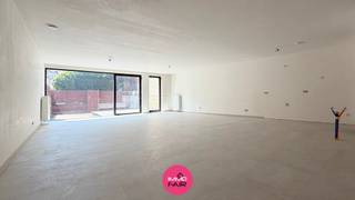 Dit appartement maakt deel uit van Residentie ‘Albatross’, een residentie bestaande uit 7 wooneenheden, gelegen in hartje Lanaken. Je bevindt je hier in het bourgondische centrum met tal van boetiekjes, restaurants en supermarkten. Daarnaast bevindt het openbaar vervoer en tal van scholen zich op een steenworp afstand. Van hieruit heb je een goede verbinding naar Maastricht, Genk en Bilzen. Ook de oprit van de E314/E313 is van hieruit vlot bereikbaar.<br /><br />De vraagprijs is exclusief 6% btw.<br /><br />Dit appartement is gelegen op de gelijkvloerse verdieping.<br /><br />Via de inkomhal met gastentoilet en vestiairehoek bereik je de leefruimtes van het appartement. Er is een lichtrijke leefruimte van 55 m² met open keuken. De kamerbrede raampartijen zorgen voor een optimaal contact met het zonnige terras van maar liefst 50 m².<br /><br />Naast de keuken is er een praktische berging/technische ruimte. Verder zijn er twee slaapkamers van 17 en 7 m² en een badkamer met inloopdouche en lavabomeubel.<br /><br />Bij de appartementen werd er extra aandacht besteed aan optimale (geluids)isolatie. Bovendien zijn de appartementen uitgerust met ventilatiesysteem D. <br /><br />Het appartement wordt verkocht inclusief kelderberging. Daarnaast is er een mogelijkheid tot het aankopen van een afgesloten garage in de kelder.<br /><br />De getoonde impressies zijn indicatief. De appartementen worden afgewerkt volgens smaak en budget.<br /><br />Op zoek naar een instapklaar, lichtrijk en energiezuinig appartement in hartje Lanaken? Bel dan vandaag nog 089 390 990 of mail naar info@immofair.be!