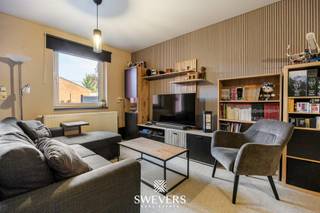 Gelijkvloers appartement met parking, momenteel verhuurd aan €800 per maand. Dit instapklare appartement aan de Driekruisenstraat in Tongeren biedt 67 m² woonoppervlakte en vormt een interessante opportuniteit voor zowel eigen bewoning als investering. Binnen vindt u een ruime leefruimte met open keuken van 39,5 m², een royale slaapkamer van 21,3 m² en een badkamer. Extra troeven zijn de privatieve kelderberging, conforme elektriciteit en EPC-score van 153 kWh/m²/jaar. Dankzij de huidige verhuur geniet een investeerder bovendien meteen van een bestaande huuropbrengst. Ontdek alle foto's en info op www.swevers.be of plan uw bezoek via 012 699 900. Bron bewoonbare oppervlakte: EPC-verslag.