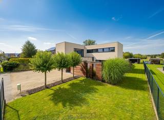 MODERNE ARCHITECTENWONING met PANORAMISCH ZICHT en hedendaags wooncomfort in Wortegem-Petegem. Deze STIJLVOLLE WONING werd gebouwd met oog...
