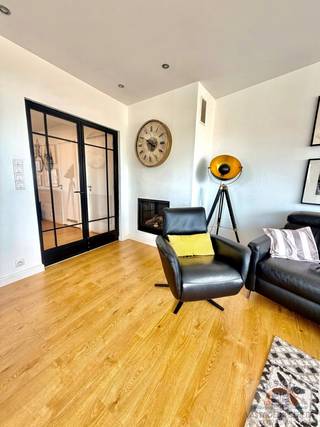 Op zoek naar een ruim appartement aan zee waar comfort, een topligging en een interessante investering hand in hand gaan? Dan zal dit prachtige hoekappartement in residentie Locarno u meteen weten te bekoren.<br />Gelegen op de 6e verdieping geniet u hier elke dag van een adembenemend panoramisch uitzicht over de Noordzee. Dankzij de hoekligging baadt de leefruimte in natuurlijk licht en ervaart u een uitzonderlijk gevoel van ruimte.<br />Met een bewoonbare oppervlakte van 77 m² beschikt het appartement over een ruime en lichtrijke woonkamer, een volledig uitgeruste keuken, twee volwaardige slaapkamers en een verzorgde badkamer. Bovendien is het appartement uitgerust met een domoticasysteem, waardoor u geniet van extra comfort en een moderne woonervaring.<br />Een bijzonder grote troef is de privatieve parkeerplaats, die reeds inbegrepen is in de vraagprijs. Een absolute luxe aan de kust.<br />Ook investeerders komen hier volledig aan hun trekken. Het appartement wordt momenteel succesvol uitgebaat als vakantieverblijf en realiseert een mooie opbrengst. Hierdoor is het niet alleen een ideale tweede verblijfplaats, maar ook een interessante investering met onmiddellijk rendement.<br />Met een EPC-label C geniet u bovendien van een energiezuinig appartement zonder onmiddellijke renovatieverplichtingen.<br />Troeven:<br />- Ruim hoekappartement van 77 m²<br />- Gelegen op de 6e verdieping<br />- Prachtig panoramisch zeezicht<br />- Zeer lichtrijke leefruimte dankzij de hoekligging<br />- 2 volwaardige slaapkamers<br />- Domoticasysteem voor optimaal wooncomfort<br />- Privatieve parkeerplaats inbegrepen<br />- Interessante opbrengst uit vakantieverhuur<br />- EPC C<br />- Ideaal als vaste woonst, tweede verblijf of investering<br />Bent u op zoek naar een ruim appartement waar u elke dag kunt genieten van het uitzicht op zee én tegelijk kiest voor een waardevaste investering? Neem vandaag nog contact met ons op voor meer informatie of een bezoek en ontdek zelf de troeven van dit unieke appartement in residentie Locarno.