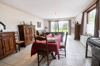 Dit aangename gelijkvloers appartement biedt een mooie combinatie van comfort, ruimte en buitenleven, ideaal voor wie op zoek is naar een...