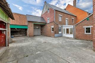 <p>Op een centrale en strategische ligging in Aspelare bevindt zich deze gezellige en<strong> karaktervolle hoeve</strong> met verrassend veel ruimte en mogelijkheden. Het pand verkeert <strong>structureel in goede staat</strong> en kan, mits renovatie, worden omgetoverd tot een uniek pareltje. Eens men via de overdekte doorgang de binnenplaats betreedt, komt het verrassende karakter van deze eigendom volledig tot zijn recht. De combinatie van de authentieke uitstraling, de<strong> talrijke opslagmogelijkheden</strong> en de gunstige ligging nabij de belangrijkste verbindingswegen richting Aalst, Ninove, Brakel en Geraardsbergen maakt van deze eigendom een bijzonder interessant geheel. Het gelijkvloers omvat een inkomhal, living, keuken, voorplaats, eetplaats en veranda. Op de verdieping bevinden zich een nachthal, vier slaapkamers en een badkamer. Via een vaste trap bereikt men de ruime zolderverdieping, waar nog bijkomende kamers of andere ruimtes kunnen worden ingericht. Een absolute troef is de ruime <strong>schuur van circa 85 m²</strong>, waarvan zowel het <strong>dakgebinte als het dak reeds werden vernieuwd</strong>. Daarnaast beschikt de hoeve over verschillende stallingen, een overdekte doorgang naar de gezellige binnenplaats en heel wat praktische opslagruimte. Achteraan bevindt zich een tuin met een aangenaam uitzicht op het omliggende groen. Ook aan het hoofdgebouw werden reeds belangrijke werken uitgevoerd: <strong>het dak werd ongeveer 15 jaar geleden vernieuwd</strong> en de ramen werden vervangen door pvc-ramen met dubbele beglazing. Een eigendom met bijzonder veel karakter, ruimte en potentieel voor wie op zoek is naar een authentieke hoeve die volledig naar eigen smaak kan worden ingericht.</p>