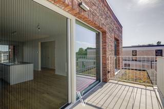 In het hart van Sint-Antonius bieden wij dit lichtrijke en praktisch ingedeelde appartement te huur aan. Het appartement beschikt over een gezellige leefruimte met aansluitend een volledig ingerichte keuken, ideaal voor wie houdt van comfort en gebruiksgemak.<br />Het appartement omvat verder 2 ruime slaapkamers, een moderne badkamer met inloopdouche en een handige berging.<br />Er zijn 2 terrassen waar u op elk moment van de dag kan genieten van de buitenlucht en kan kiezen om in de zon of in de schaduw te vertoeven. <br />een open parkeerplaats én een zeer ruime garagebox, die meer plaats biedt dan gemiddeld en dus ook praktisch is voor fietsen of extra opslag<br />Dankzij de centrale ligging bevinden winkels, scholen en openbaar vervoer zich op wandelafstand.<br /><br />- PLBE<br />- HWB= 3 maanden<br />- Ingang huur: vanaf 15/12/2026<br />- EPB/EPC In opmaak<br />- €75 GK<br />