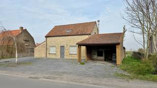 In het rustige en landelijke Merkem bevindt zich deze charmante woning op een perceel van maar liefst 880 m². Hier geniet je dagelijks van rust, ruimte en een prachtig uitzicht op het omliggende landschap – de ideale plek voor wie wil ontsnappen aan de drukte en toch comfortabel wil wonen.<br /><br />De woning werd grondig gerenoveerd in 2015 en combineert hedendaags wooncomfort met een praktische indeling.<br /><br />Op het gelijkvloers kom je binnen via de inkomhal met apart gastentoilet. De woning beschikt over een ruime en lichtrijke leefruimte met een open, volledig ingerichte keuken. Vanuit zowel de leefruimte als de keuken heb je een prachtig zicht op de tuin en de groene omgeving. Verder bevindt zich op het gelijkvloers nog een praktische bureauruimte, ideaal voor thuiswerk, en een badkamer uitgerust met lavabo, inloopdouche en toilet.<br /><br />Op de verdieping vind je de nachthal, drie volwaardige slaapkamers en een apart toilet.<br /><br />Ook buiten heeft deze woning heel wat te bieden. De ruime tuin met landelijke vergezichten vormt een heerlijke plek om te ontspannen. Daarnaast is er een ruim terras, deels overdekt, waar je het hele jaar door kan genieten van het buitenleven. Vooraan de woning bevindt zich bovendien een handige carport, en parkeren kan probleemloos dankzij voldoende parkeergelegenheid voor de deur.<br /><br />* regenwaterput 10.000liter<br />* steenput