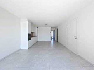 Nous vous proposons un appartement d'une chambre haut de gamme à louer à Desselgem. Avec tout à portée de main, c'est un véritable gagnant. Il est équipé des dernières techniques et est entièrement installé. Cet appartement possède une grande terrasse.<br /><br /><br />MISE EN PAGE :<br />Premier V :<br />- espace de vie spacieux<br />- une terrasse gigantesque<br />- cuisine ouverte entièrement installée<br />- rangement<br />- belle salle de bain avec lavabo, douche à l'italienne et toilettes<br />- chambre spacieuse<br /><br />GÉNÉRAL :<br />- disponible immédiatement<br />- complètement nouveau (2025)<br />- finition haut de gamme<br /><br />Le moyen le plus rapide pour visiter cette propriété ? Demandez votre visite via le bouton rouge de notre site Web (www.dewaele.com) et vous serez contacté par notre expert en location. Les rendez-vous ne peuvent pas être pris par téléphone. Pour toute autre question, vous pouvez nous contacter par téléphone au 056 605 605.