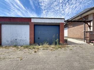 Garage à vendre à Wuustwezel, Rijsvennenstraat.<br /><br />Cela concerne un box de garage avec un portail fermé (manuel).<br />Idéal pour ceux qui recherchent un parking supplémentaire dans le centre animé du village, un abri sûr pour les personnes âgées, ou simplement comme espace de stockage ou investissement supplémentaire.<br /><br />Dimensions :<br />- superficie d'environ 20 m²<br />- largeur d'environ 3 m<br />- profondeur d'environ 7 m<br />- hauteur d'environ 2 m <br /><br />Disponible immédiatement !<br /><br />Intéressé ?<br />Demandez votre visite via veerle.pierar@dewaele.com ou le 03/369.42.50.<br />(ré) Acheter ou (louer) dans le Noorderkempen ?<br />Si vous avez des questions, vous pouvez toujours nous contacter ! Immobilier Dewaele<br /><br />Registre des mesures: non<br /><br />Les images générées par l’IA sont fournies en guise d'inspiration. Elles ne tiennent pas compte des spécifications techniques, ni des renseignements urbanistiques, ni des possibilités concrètes de réalisation.