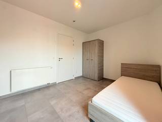 Deze recente studentenresidentie kan je terugvinden in het hart van Leuven, nabij de Dijle. <br /><br />Deze residentie is uitgerust met 12 studentenkamers, dewelke telkens ook volledig gemeubeld zijn. Elke kamer is voorzien van een éénpersoonsbed, kledingkast, bureau, ladenkast en boekenkast. Ook is er op elke kamer een privatieve lavabo. <br /><br />Er zijn twee gemeenschappelijke keukens, één op de eerste verdieping en een tweede op de tweede verdieping. Daarnaast zijn er ook vijf gemeenschappelijke douches en vijf gemeenschappelijke toiletten. <br /><br />Vaste kost van €65 met betrekking tot de nutsvoorzieningen en internet. <br /><br />Er zijn nog verschillende studentenkamers beschikbaar voor huidig academiejaar!