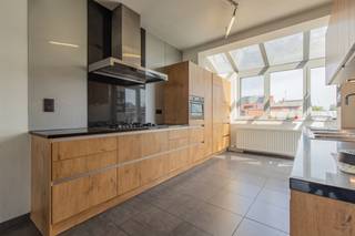 In het hart van Oppuurs, deelgemeente van Sint-Amands, vinden we deze ruime woning met een uitzonderlijk aanbod aan multifunctionele ruimtes.<br /><br />Bij het betreden van de woning verwelkomt de inkomhal je. Links bevindt zich een ruime slaapkamer, rechts hebben we een polyvalente ruimte die dienst kan doen als hobbyruimte of bureau. Verder door vinden we een badkamer met inloopdouche, lavabo en toilet. De gezellige zithoek kijkt uit op de aangename stadstuin. Aansluitend vind je nog een polyvalente ruimte die momenteel dienst doet als berging, maar ook kan functioneren als slaapkamer.<br /><br />Vanuit de hal nemen we de trap naar de verdieping waar het woongedeelte zich bevindt. De lichtrijke leefruimte staat in verbinding met de open keuken. Grenzend aan de keuken is er een terras met een aangenaam uitzicht op de tuin. Verder treffen we op deze verdieping ook een praktische berging, een bureauruimte die perfect kan omgevormd worden tot slaapkamer, en een uitgeruste badkamer.<br /><br />De woning biedt de mogelijkheid om in totaal vijf slaapkamers te creëren.<br /><br />Achteraan in de tuin wacht een ruime hangar die bereikbaar is via de Meirstraat, een absolute meerwaarde voor wie nood heeft aan opslagruimte, atelier, hobbyruimte of werkplaats. <br />Deze hangar heeft een breedte van 8 meter en een lengte van 19 meter.<br /><br />Daarnaast biedt de woning een mogelijkheid om dienst te doen als kangoeroewoning.<br /><br />Heb je interesse in deze ruime woning met hangar?<br />Neem gerust contact op via roy@julimmo.be of 0498 62 74 71.