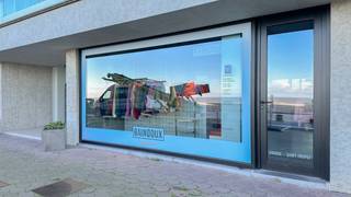 Perfect gelegen HANDELSPAND op de ZEEDIJK, bij het volledig vernieuwde Albertplein...De huurprijs bedraagt 3.800€ per maand, exclusief onroerende...