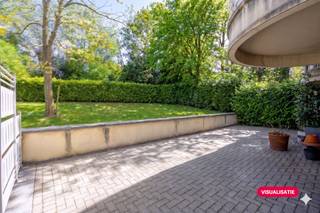 This spacious 96 m² apartment to refresh is located in a quiet and sought-after area of Woluwe-Saint-Lambert.It features a well-oriented 34 m²...