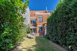 Te renoveren woning (216m²) met 4 slaapkamers en zuid-georiënteerde tuin (170 m²) in Ekeren. Het pand is centraal gelegen en is vlot bereikbaar met...