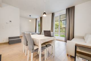 ETTERBEEK, vlakbij het Jubelpark, mooie studio van ± 45 m² bestaande uit een inkomhal, woonkamer met ingerichte open keuken en slaaphoek, doucheruimte, toilet, terras van ± 10 m² en tuin van ± 21 m². Kelder nr. 40. Overdekte parkeerplaats voor motorfiets „M4“ (+ 12.500 €) VERPLICHT. Dubbele beglazing, dubbele ventilatie, thermostaat, gepantserde deur. Kosten: ± 140 €/maand (beheerder, gemeenschappelijke kosten, verzekering). EPB: C. Momenteel verhuurd voor 954 €/maand – Huurcontract van 9 jaar vanaf 1/03/2024 – Mogelijkheid om het huurcontract te beëindigen, zodat de studio per 1 maart 2027 vrij is. Afmetingen ter indicatie