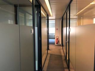 Zeer mooi recent afwerkt en groot handelspand met tuin van 385 M2 aan spotprijs van 2500 euro. huur per maand of 190.000 euro te koop. Instapklaar ! Voorheen was dit een bank. Alu-buitenschrijnwerk overal volledig vernieuwd. Goede kwaliteit.<br />Ideaal voor grote dokterspraktijk, kinesistenpraktijk , verzekeringkantoor, immo-kantoor , bank … of zelfstandigen die woonst met tuin willen achter hun handelszaak. <br />Indeling: ontvangstruimte , middenruimte en talrijke ruime bureaucellen in glas. Er is airco verwarming in elke bureau . Alle technische installaties (leidingen , aircogroep , verwarming zijn nieuw (zoals grote aircogroep , gasinstallatie ). Ook is er een ruimte met kluisjes met megasterke deur (was voorheen bank). <br /><br /> <br />Ideaal pand voor mensen die vooruit willen willen in het leven. Abestattest - geen opmerkingen. <br /><br />Werd recent verkocht aan investeerder. Mocht je lang aandringen zou laatste het zeker in overweging nemen om het terug te verkopen. <br /><br />Mogelijkheid tot plaatsen van fietsen en tevens mogelijkheid van berging bij te huren. <br /><br />Voorheen waren er meer ramen voorzien in de voorgevel. Mits kleine bouwvergunning kan men indien met het wenst terugkeren naar de oorspronkelijke opvatting.