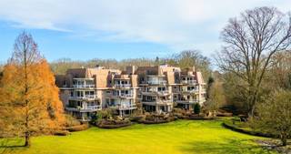 <p><span>Appartement met uniek uitzicht op parkdomein “Wilaard” nabij het centrum van Kapellen!</span></p><p><span> </span></p><p><span>Ontdek dit exclusief appartement van ca. 178 m², gelegen in een prachtig en rustig parkdomein op een steenworp van het centrum van Kapellen. Dit ruime en lichtrijke appartement beschikt o.a. over een leefruimte, eetkamer, volledig uitgeruste keuken, drie slaapkamers, twee ingerichte badkamers en twee ruime terrassen met adembenemend zicht op het groen.</span></p><p><span> </span></p><p><span>De toegang tot het domein verloopt via een automatische poort, gevolgd door een lange oprijlaan naar het appartementsgebouw, waar ruime parkeergelegenheid voorzien is. De centrale inkomhal met trap en lift biedt vlotte toegang tot het appartement.</span></p><p><span> </span></p><p><span>INDELING</span></p><p><span> </span></p><p><span>Op de gelijkvloerse verdieping bevindt zich de inkomhal voorzien van een gastentoilet. Vanuit de inkomhal heeft u toegang tot de lichtrijke leefruimte met open haard. Deze biedt directe toegang tot het terras (voorzien van zonneluifels) met een prachtig uitzicht op het parkdomein. Aansluitend bevindt zich de eetkamer en een volledig uitgeruste keuken, voorzien van een koelkast met vriesvak, keramisch kookvuur met dampkap, vaatwasser en een dubbele spoelbak. Verder zijn er op deze verdieping twee slaapkamers, waarvan één momenteel is ingericht als bureau, en een ingerichte badkamer.</span></p><p><span> </span></p><p><span>Op de eerste verdieping bevindt zich een royale slaapkamer met een ensuite badkamer en toegang tot het dakterras, waar u kan genieten van een indrukwekkend uitzicht over het domein. </span></p><p><span> </span></p><p><span>In de ondergrondse garage beschikt het appartement over een privatieve autostaanplaats (optioneel mee aan te kopen voor € 20.000), evenals een praktische kelderberging (inbegrepen in de vraagprijs).</span></p><p><span> </span></p><p><span>Bijzonderheden:</span></p><p><span>- Recent vernieuwd aan het gebouw: dak, terrassen en videofoons</span></p><p><span>- Gelegen op een gegeerde locatie, midden in een rustige en groene omgeving, maar toch vlak bij het centrum van Kapellen. </span></p><p><span>- De grote raampartijen en ruime terrassen zorgen voor een uitzonderlijk wooncomfort met een schitterend zicht op het park. </span></p><p><span>- Kelderberging aanwezig </span></p><p><span>- Ondergrondse autostaanplaats aanwezig (optioneel mee aan te kopen voor € 20.000)</span></p><p><span>- Het appartement heeft een EPC C-label en is asbestveilig. </span></p><p><span>- De vermelde oppervlaktes zijn indicatief en gebaseerd op het EPC.</span></p><p><span> </span></p>