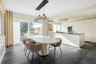 ENERGIEZUINIGE, INSTAPKLARE WONING MET GROTE ZONGERICHTE TUIN<br /><br />Op zoek naar een instapklare, energiezuinige woning met veel ruimte én een grote zonnige tuin? Dan is deze woning aan de Nieuwe Baan 53 in Vrasene beslist het ontdekken waard!<br /><br />De woning werd in 2018-2019 volledig gerenoveerd en verkeert in uitstekende staat. Met EPC-label A, zonnepanelen en conforme elektriciteit geniet u hier van een comfortabele en energiezuinige thuis.<br /><br />De centrale ligging zorgt voor een vlotte bereikbaarheid met de wagen en het openbaar vervoer. Een absolute troef is de ruime zongerichte tuin, aangevuld met een terras en een groot zonneterras op de verdieping.<br /><br />Bovendien werd recent een vergunning bekomen voor het verbouwen naar een handelsactiviteit (kapsalon, nagelstudio, verzekeringskantoor,...). Hierdoor biedt de woning ook interessante mogelijkheden voor wie wonen en werken wil combineren.<br /><br />Indeling:<br /><br />Gelijkvloers: inkomhal, slaapkamer/bureel, douchekamer, gastentoilet, zeer ruime garage, bergruimte, terras en grote tuin.<br /><br />1ste verdieping: zeer ruime woonkamer met open, volledig ingerichte keuken (gaskookvuur, vaatwasser, oven, microgolf, koelkast en diepvries), toilet, ruime slaapkamer en groot zonneterras.<br /><br />2de verdieping: ruime slaapkamer met ingebouwde kasten en airco, badkamer met ligbad en inloopdouche.<br /><br />Troeven: volledige renovatie 2018-2019 • EPC A • zonnepanelen • conforme elektriciteit • 3 slaapkamers • grote tuin • zonneterras • ruime garage • airco • vergunning voor handelsactiviteit • centrale ligging.<br /><br />PRE-SALE: bezoeken mogelijk van maandag 26 t.e.m. zaterdag 31 oktober 2026, uitsluitend op afspraak. De vermelde prijs is een instelprijs.<br /><br />Voor meer informatie kunt u contact opnemen met dossierverantwoordelijke Alain Van der Aa.<br /><br />Plan vandaag nog uw bezoek via dewaele.com of bel 03 296 80 50!<br /><br />De eigendom wordt aangeboden via de Pre-sale formule. Van 26/10/2026 om 09:00 tot 31/10/2026 om 18:00 kan u het huis op afspraak komen bezichtigen en een bod uitbrengen. De vermelde prijs is een instelprijs. Voor meer info, gelieve contact op te nemen met de dossierverantwoordelijke.<br /><br />Bestuursmaatregelen in het maatregelenregister: nee